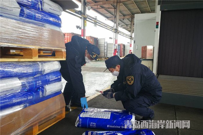 圖為：海關(guān)關(guān)員對進(jìn)口的用于生產(chǎn)農(nóng)業(yè)肥的微量元素進(jìn)行查驗(yàn) 孟昭宇攝.jpg