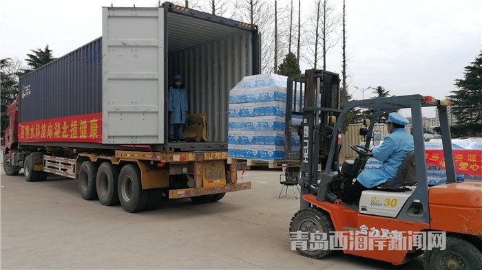 首批包裝直飲水裝車發(fā)運。孫啟攝.jpg