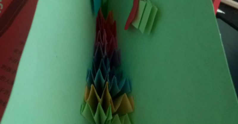 小小賀卡，架起愛與心的橋梁