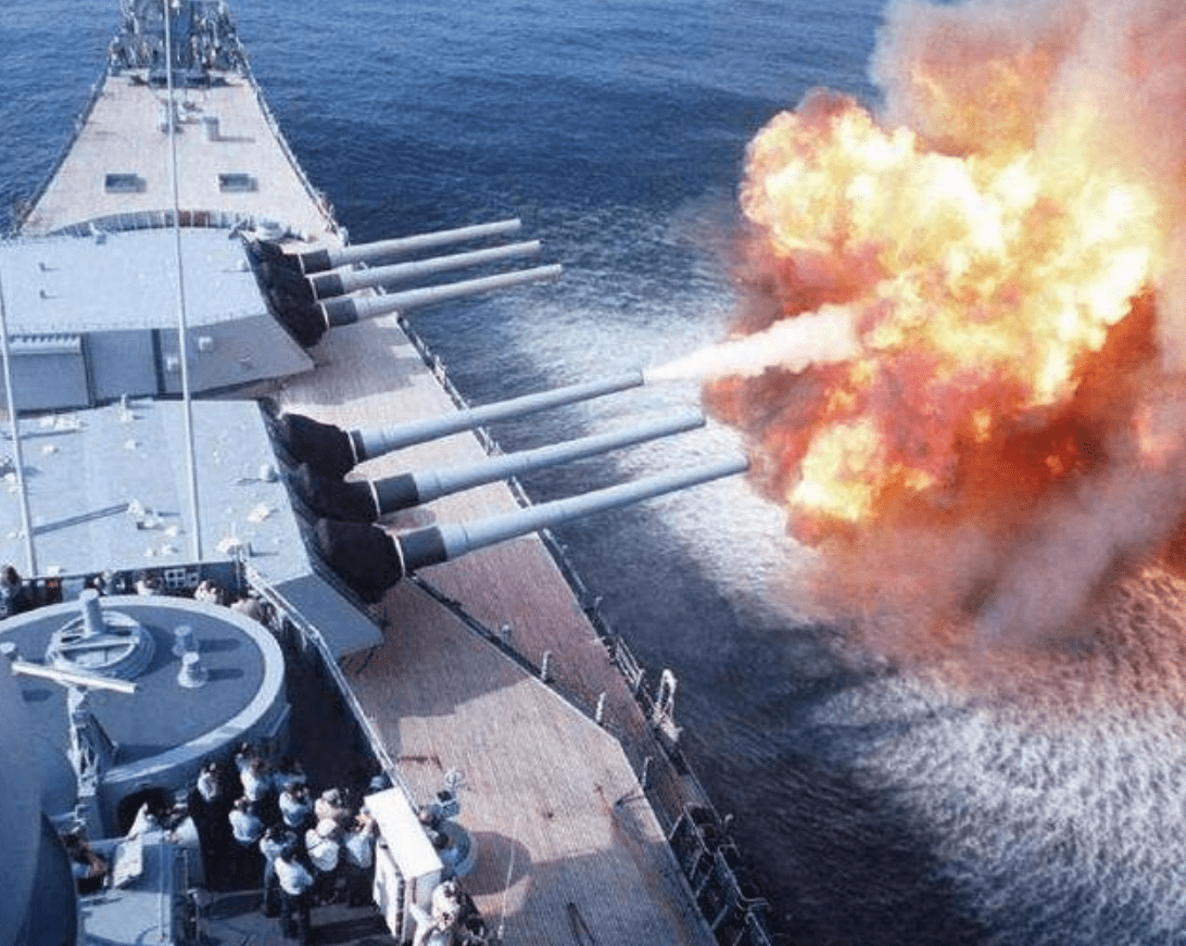 為什么岸炮打不過艦炮，深度解析背后的原因，岸炮與艦炮的較量，解析背后的原因與差異