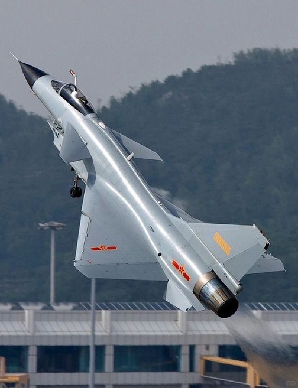 殲-10戰(zhàn)斗機是幾代機？全面解析中國空軍的主力戰(zhàn)機，中國空軍主力戰(zhàn)機殲-10戰(zhàn)斗機的全面解析，幾代機？