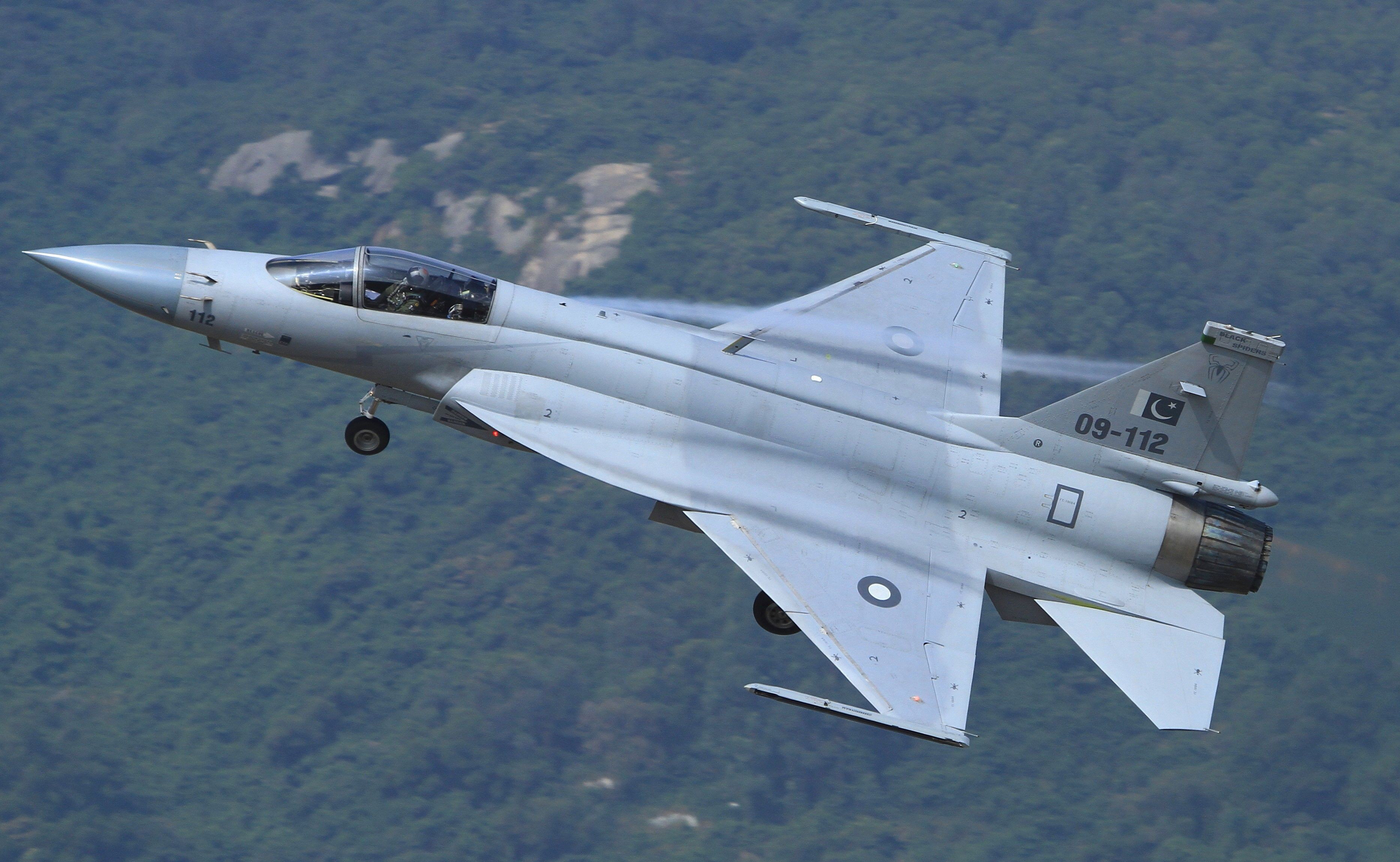 梟龍戰(zhàn)斗機(jī)圖片，展現(xiàn)中國(guó)空軍力量的驕傲，梟龍戰(zhàn)斗機(jī)風(fēng)采，中國(guó)空軍力量的驕傲圖片展示