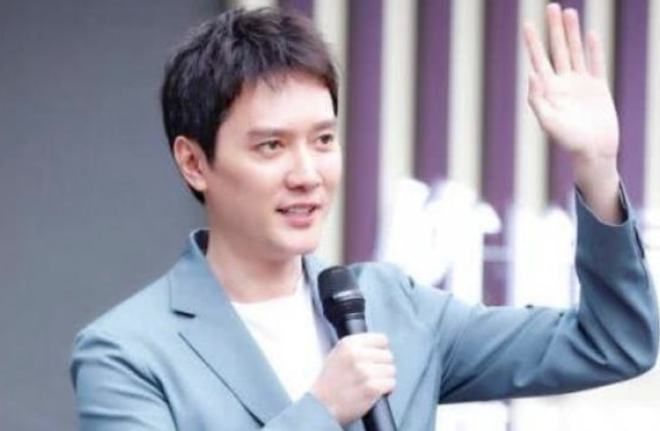 馮紹峰是哪里人？深度解析馮紹峰的背景與故事，馮紹峰背景揭秘，深度解析其籍貫與故事